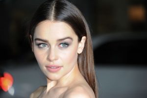 Emilia Clarke sorprendió con drástico cambio de look
