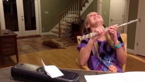 Mira la divertida reacción de este animal al escuchar a su dueña tocar una flauta