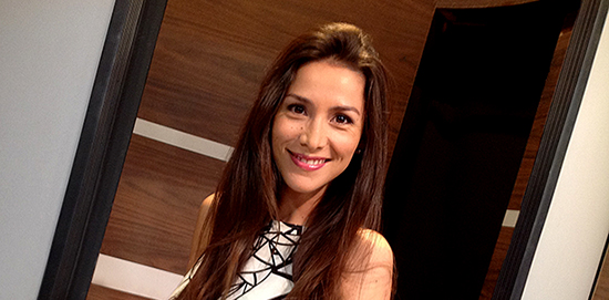 Loreto Aravena en un fondo café 