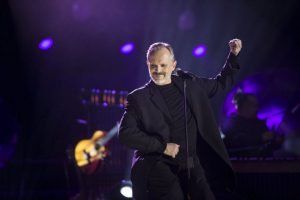 Miguel Bose te invita a celebrar el amor con una cena para dos