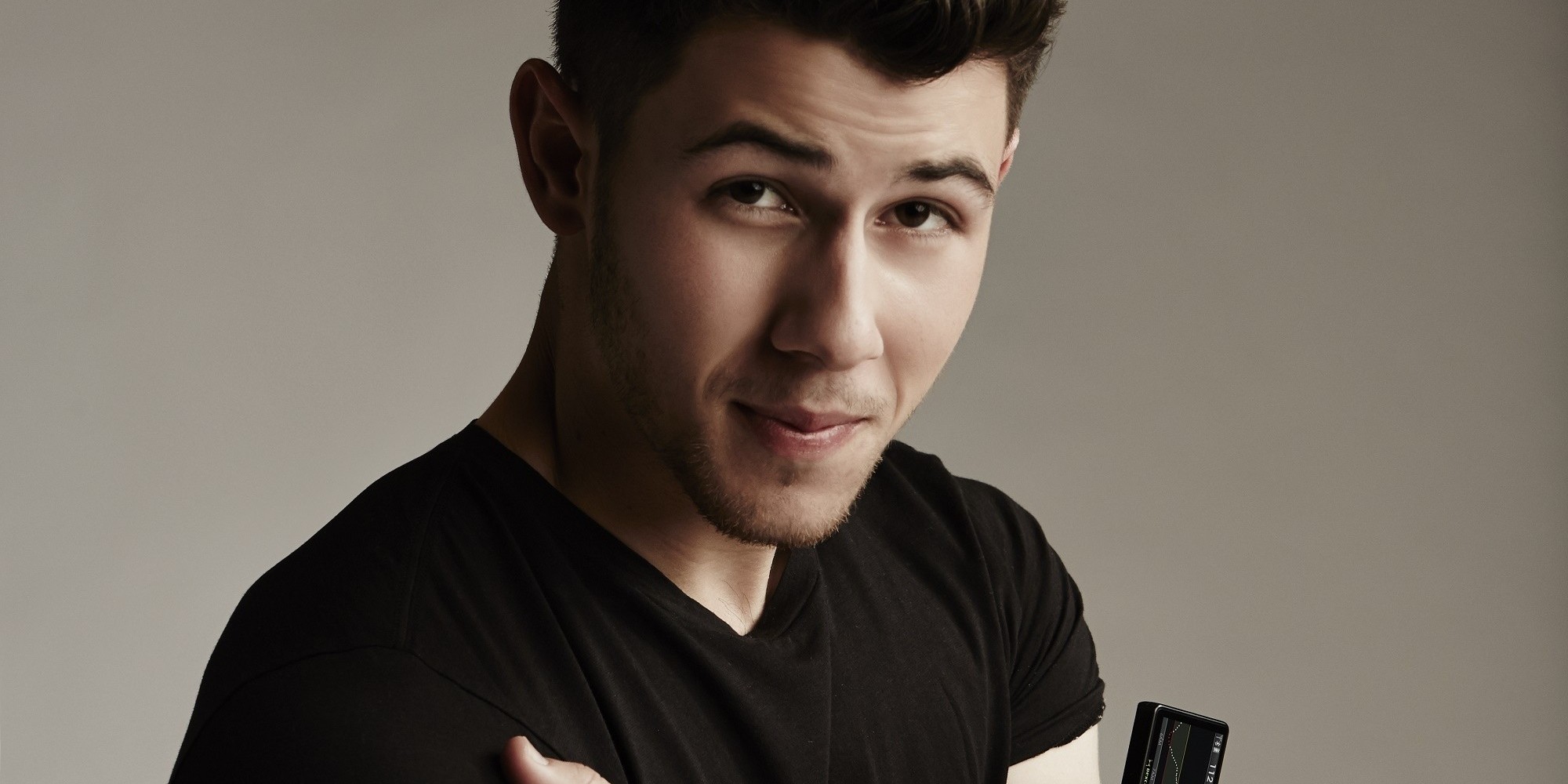 Nick Jonas responde críticas por tener comida en los dientes mientras cantaba en los Grammy