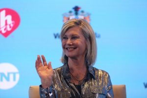 Olivia Newton-John se complica con pregunta sobre la chilenizada versión del coro de una de sus canciones