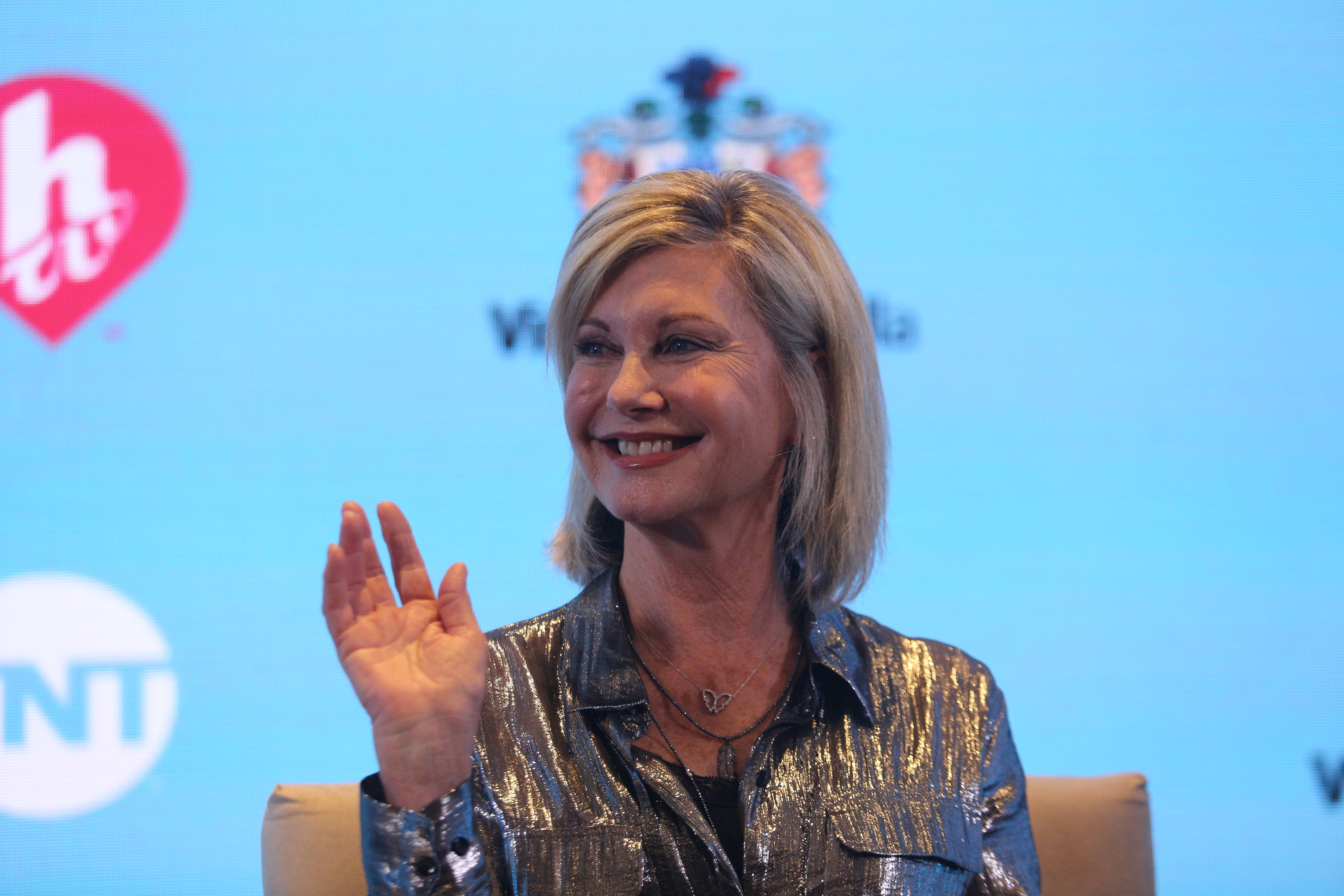 Olivia Newton-John se complica con pregunta sobre la chilenizada versión del coro de una de sus canciones