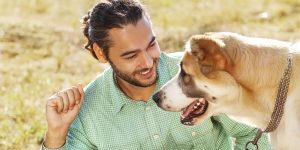 ¡Qué romántico! Hombre le envía flores a ¿su perro?