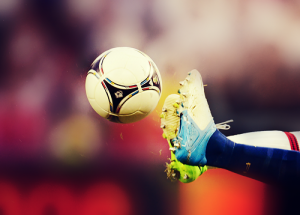 Famoso futbolista muestra sus abdominales en redes sociales y todas enloquecen