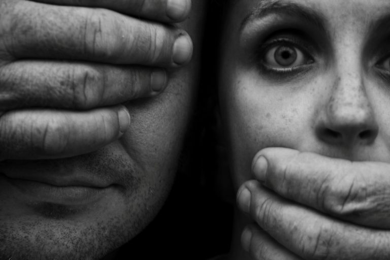 Estudiante universitaria crea pieza de arte para concientizar sobre la violencia