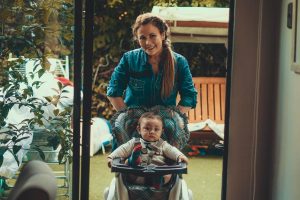 Conoce la polémica por foto de Cathy Barriga trabajando con su hijo