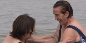 Mira la emotiva reacción de estas dos mujeres tras conocer el mar por primera vez