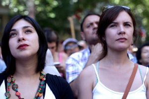 Camila Vallejo y Karol Cariola recrean frases típicas sobre el machismo