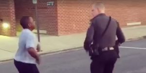 Un joven desafía a un policía a bailar y esto sucedió