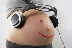 ¡Novedoso aparato tecnológico permite que tu bebé escuche música durante el embarazo!