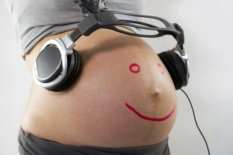 ¡Novedoso aparato tecnológico permite que tu bebé escuche música durante el embarazo!