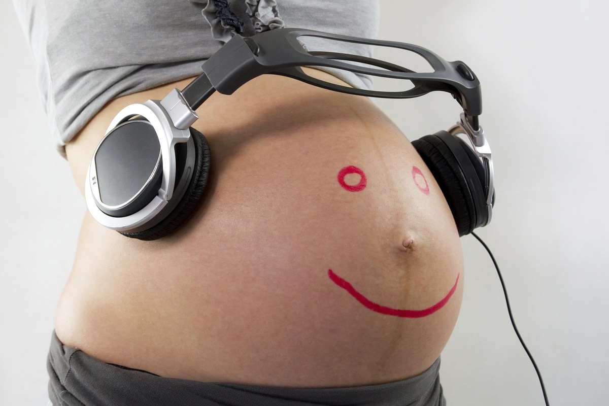 ¡Novedoso aparato tecnológico permite que tu bebé escuche música durante el embarazo!