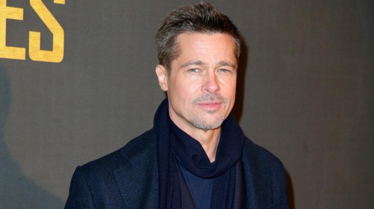 Brad Pitt en un fondo gris