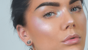 ¿Qué es el maquillaje holográfico?