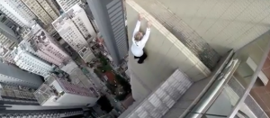 ¡Extremo! Joven realiza piruetas arriba del techo de un edificio