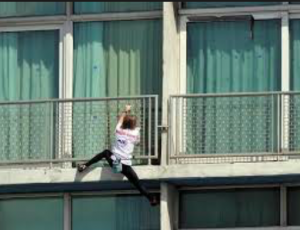 Un fan es arrestado tras entrar en el edificio de famosa cantante