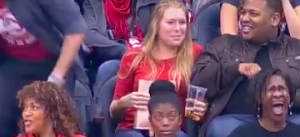 Su novio no quiso besarla en la cámara del beso y esto sucedió