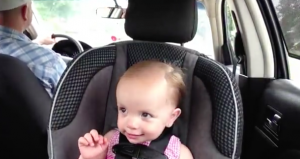 Pequeña de un año sorprende cantando una canción de Elvis Presley