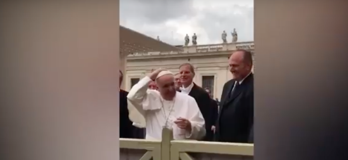 ¡Aww! Mira la divertida reacción de este niña de 3 años al ver al Papa Francisco