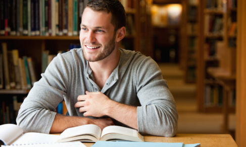Persona en librería estudiando