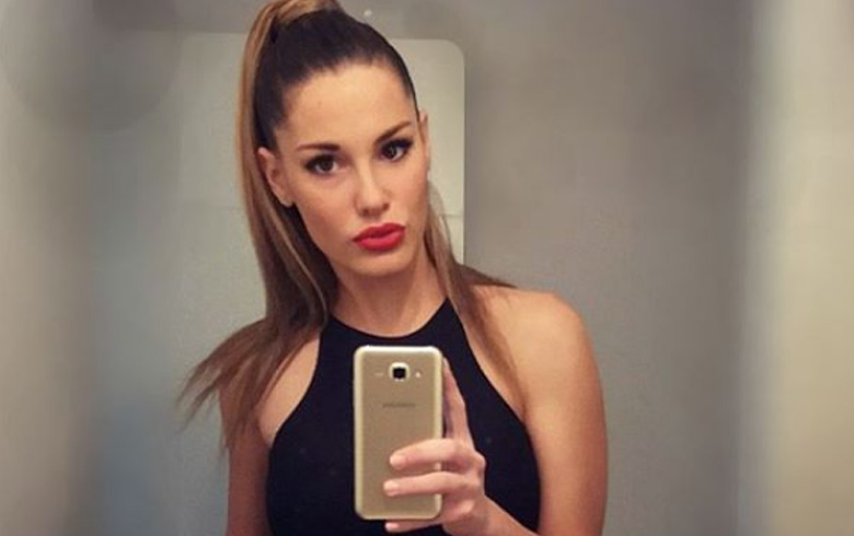 Gala fotografiándose en un espejo