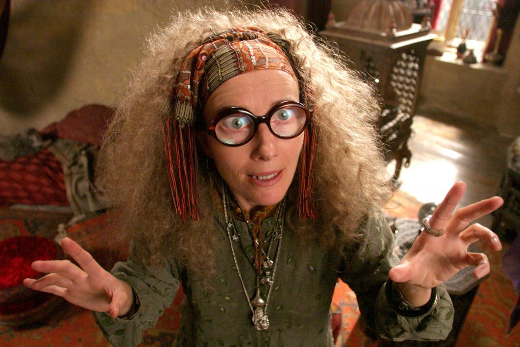 Emma interpretando a Sybill Trelawney