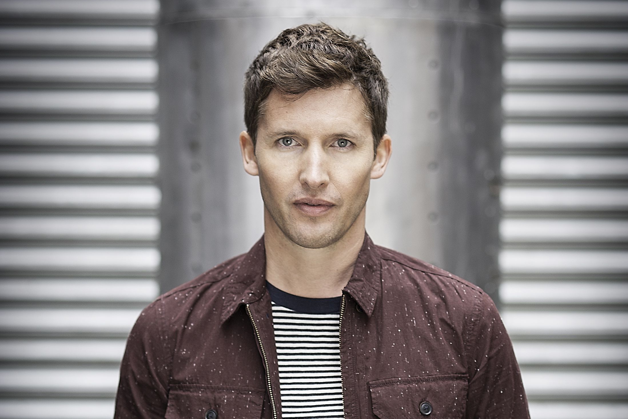 James Blunt en un fondo gris