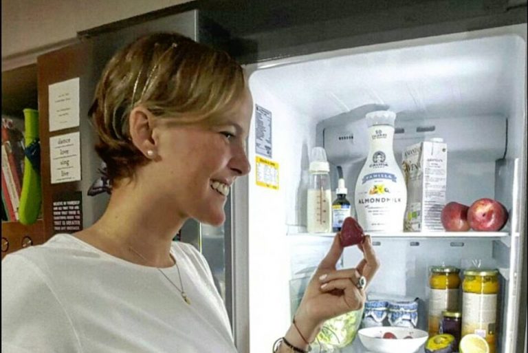 Javiera Suárez en su refrigerador