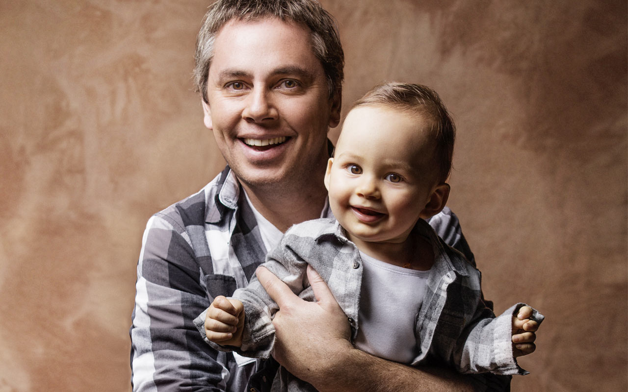 ¡Awww! Hijo de José Miguel Viñuela la rompe como modelo