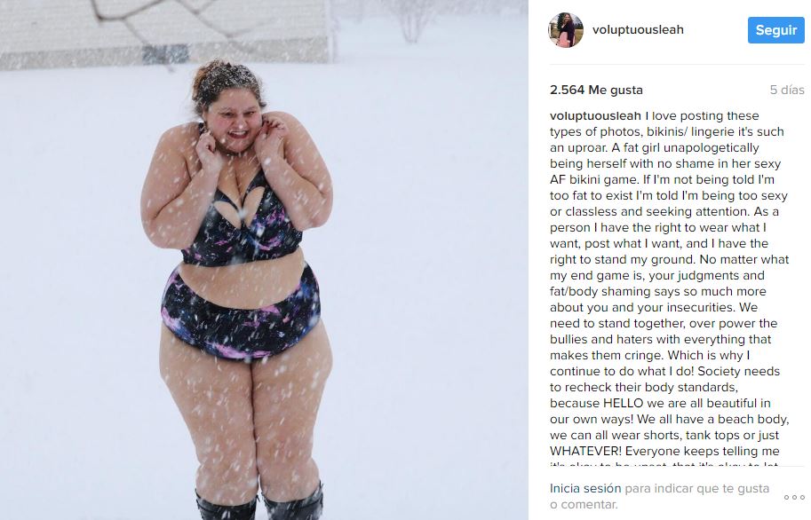 Leah Stanley posando en la nieve