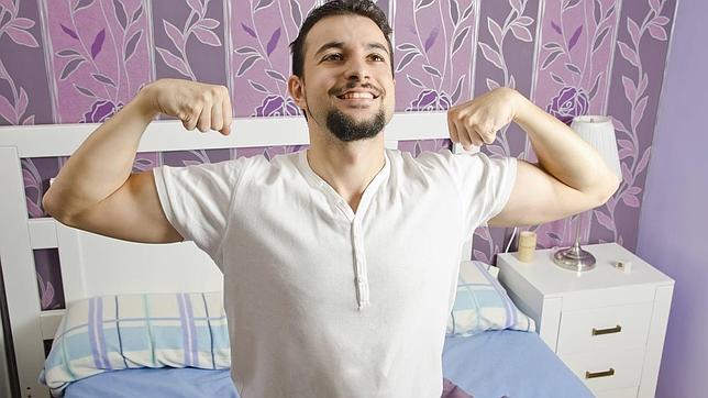 Persona levantándose con energía