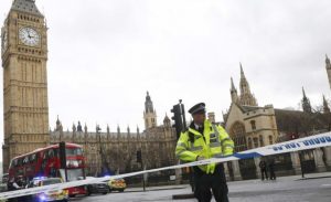 Ataques en Londres obligan a suspender sesión en el Parlamento británico