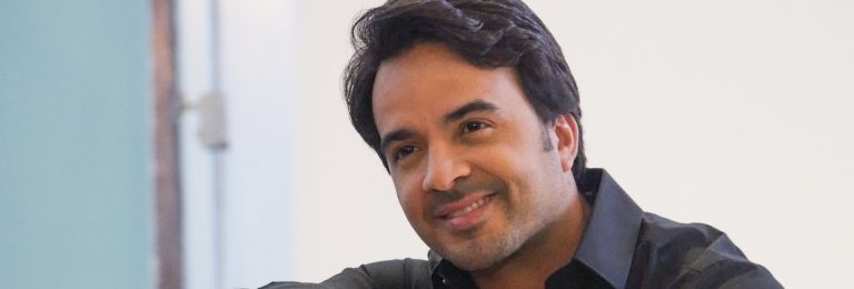 Luis Fonsi enterneció las redes sociales con esta foto familiar