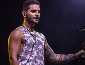 Video: Mira el apasionado beso de Maluma y una fanática