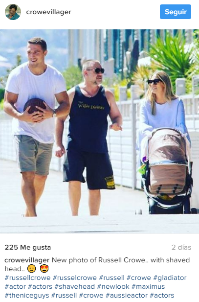 Russell paseando con su entrenador y familia