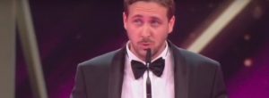 Se hizo pasar por Ryan Gosling y lo suplantó en importante premiación