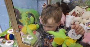 Niño de tres años quedó atrapado en una máquina de peluches