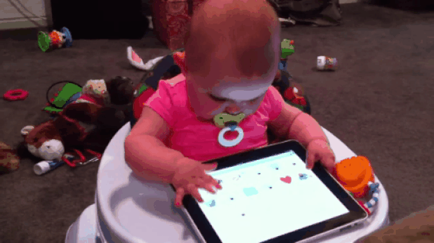 Bebé usando tablet