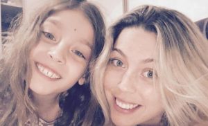 Daniela Aránguiz chochea con su hija que habla 4 idiomas