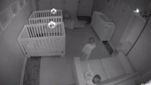 Papás graban a sus gemelos cuando están solos en su pieza y esto sucedió