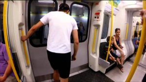 ¡Se pasó! Hombre corre a la velocidad del metro