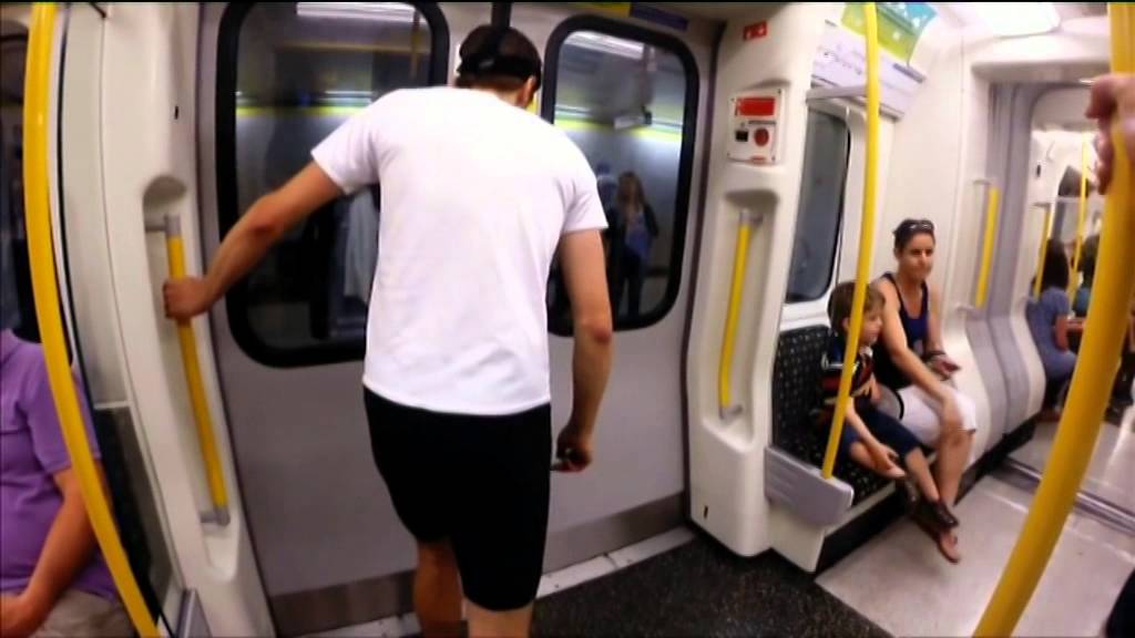 ¡Se pasó! Hombre corre a la velocidad del metro