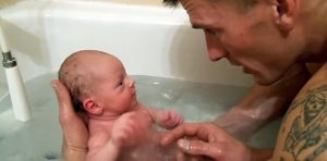 Tienes que ver al papá más sexy que revoluciona las redes sociales