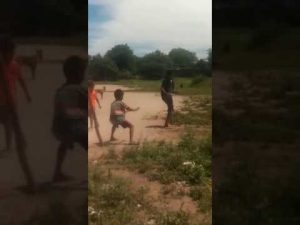Niños jugando fútbol ven una extraña figura en el lugar