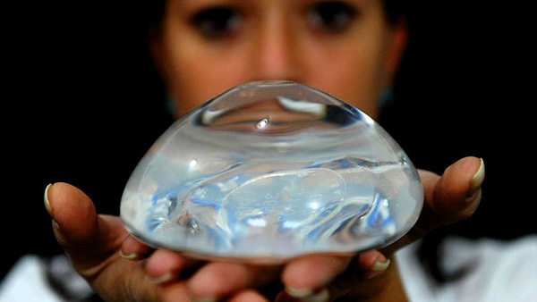 Doctora sosteniendo una protesis de mamas