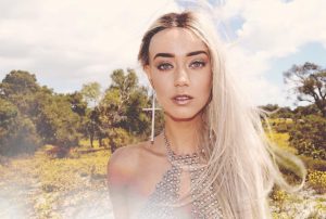 Modelo con alopecia muestra su realidad tras las pelucas