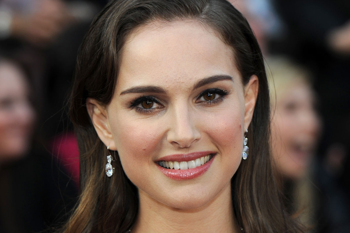 Natalie Portman y su embarazo protagonizan el último video de James Blake