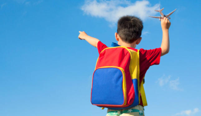 Niño de espaldas mirando