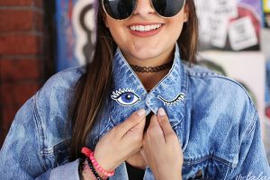 Conoce la nueva chaqueta de jeans que revoluciona el mundo de la moda